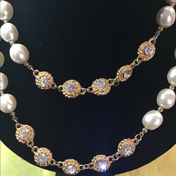 Lovely vintage gold tone clear rhinestone faux pearl necklace - Picture 5 of 6